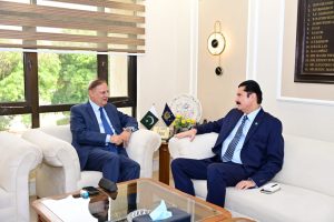 گورنر خیبرپختونخوا فیصل کریم کنڈی اور آڈیٹر جنرل آف پاکستان مقبول احمد گوندل کااسلام آباد میں ملاقات