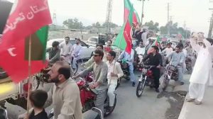پشاور، اسلام آباد مارچ کے سلسلے میں پشاور میں موٹر سائیکل ریلی